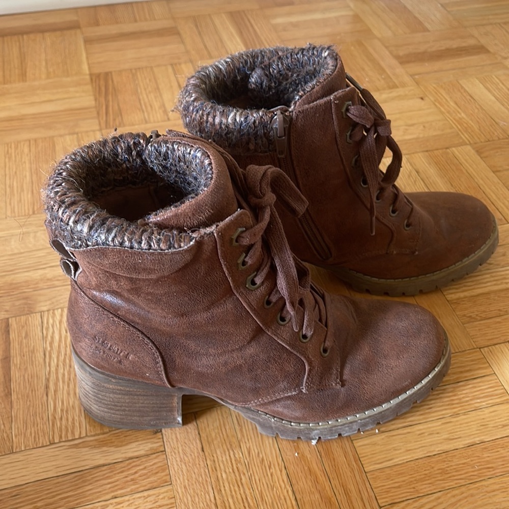 Boots 🥾 - Picture 2 of 4